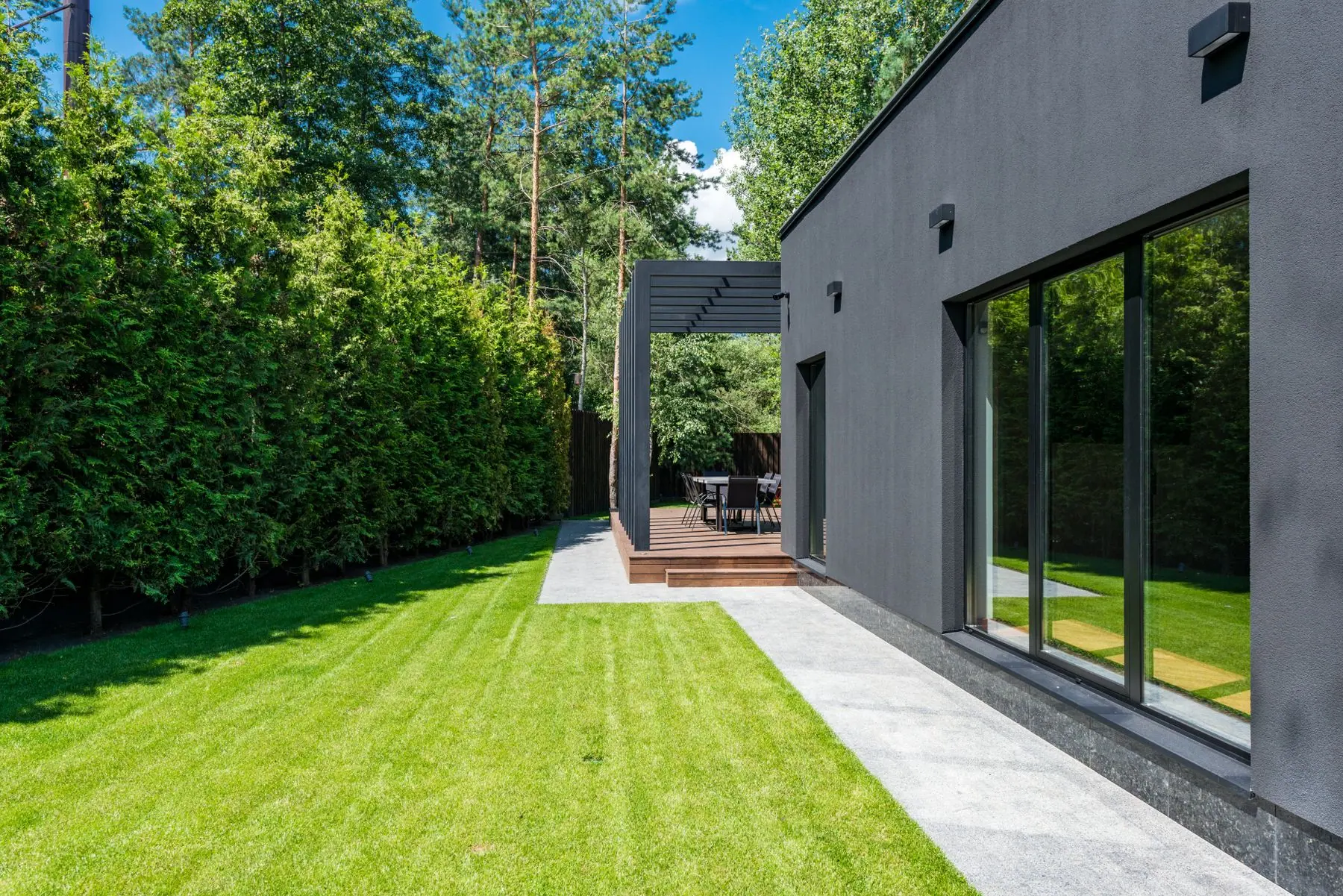 Moderne Architektur mit großen Fensterflächen
